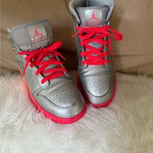 NIKE AIR JORDANS Mid Rise Unisex 7 Y metallic silver and sunrise EUC